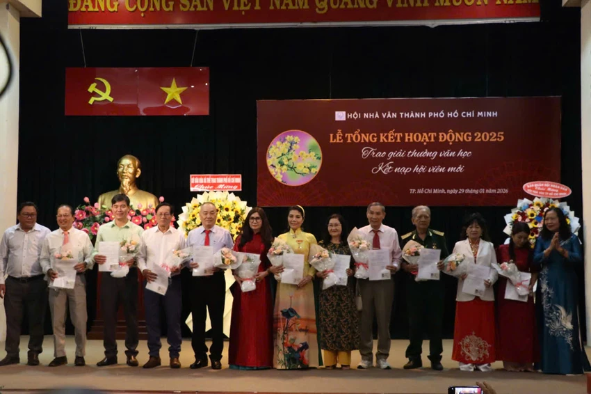 nhà văn (1).jpg