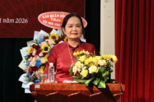 Hội Nhà văn TP.HCM vinh danh nhà văn Xuân Phượng, PGS.TS Trình Quang Phú